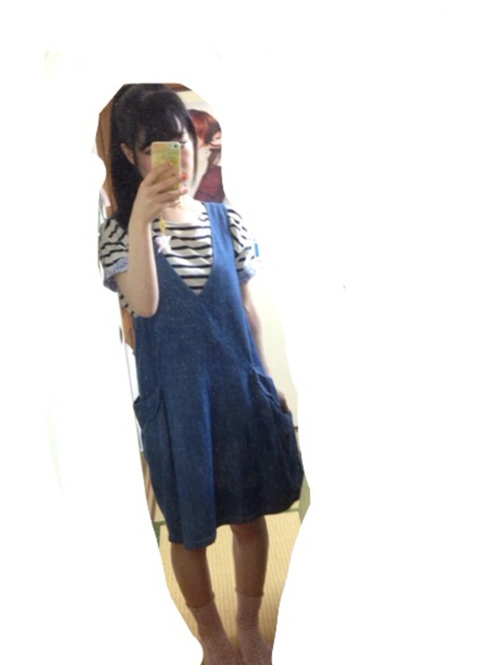 ブルー系のワンピース、ブルー系のTシャツ/カットソー、ブラック系のバックパック/リュックを着用したレディースの夏コーディネートの1枚目の写真