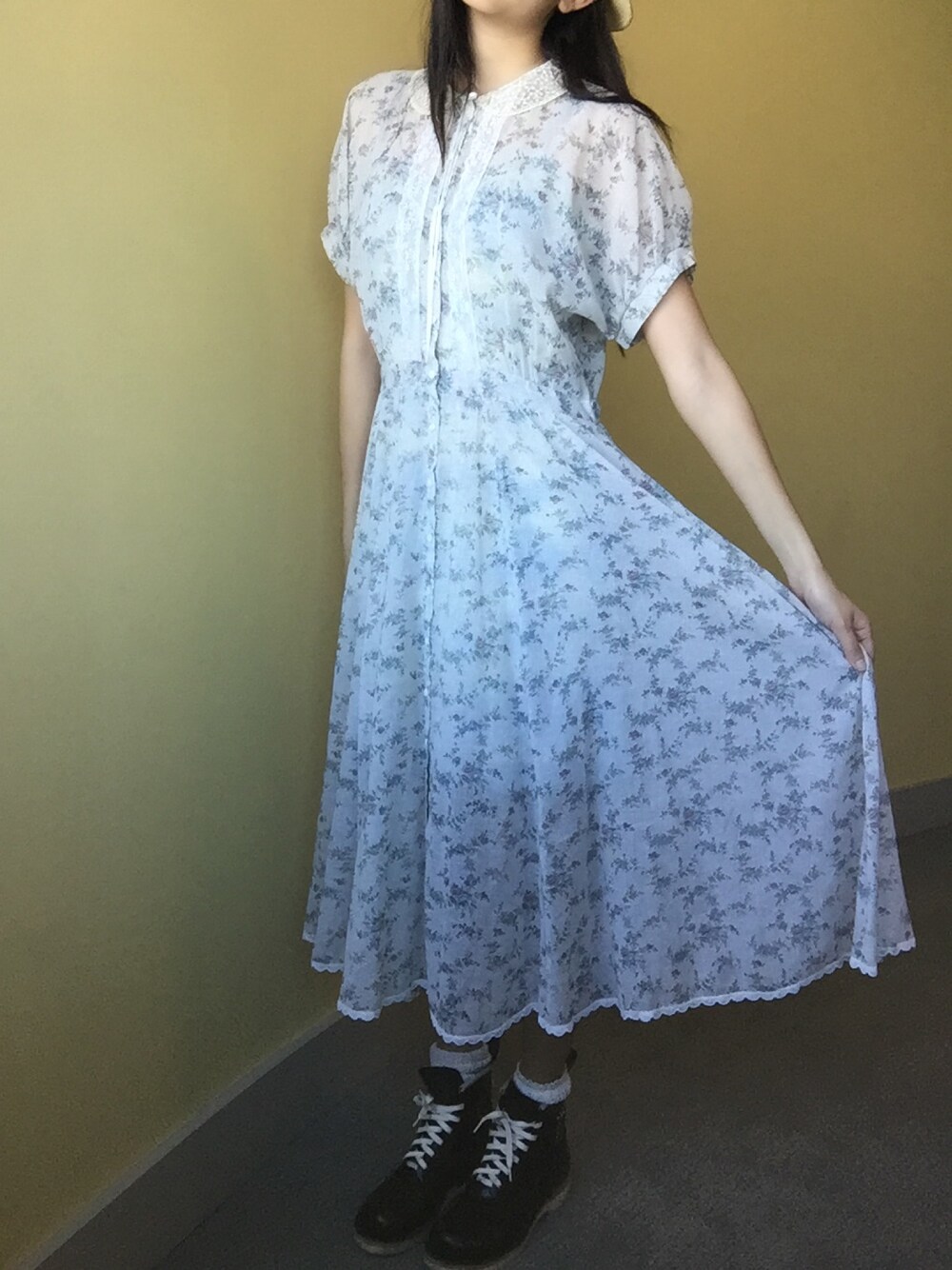 「irregular、vintage、used、古着、古着MIX、ヴィンテージ」｜「VINTAGEのアイテム（ワンピース、ホワイト系）」を使った、Natsuki Tanakaさん（レディース・168cm）の冬コーディネートの1枚目の写真