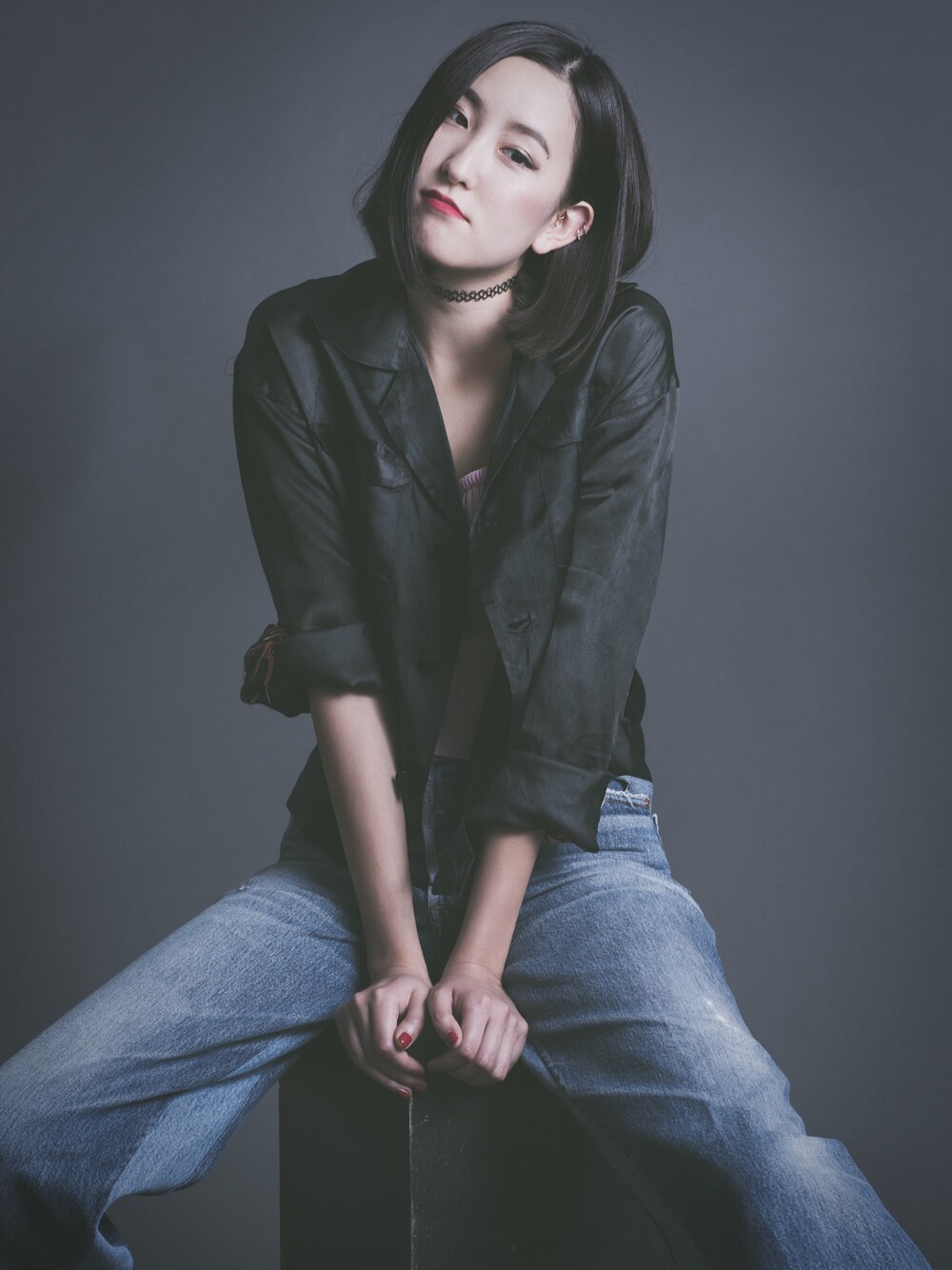 ピンク系のタンクトップ、ブラック系のシャツ/ブラウス、ブルー系のその他パンツを着用したレディースの秋コーディネートの1枚目の写真