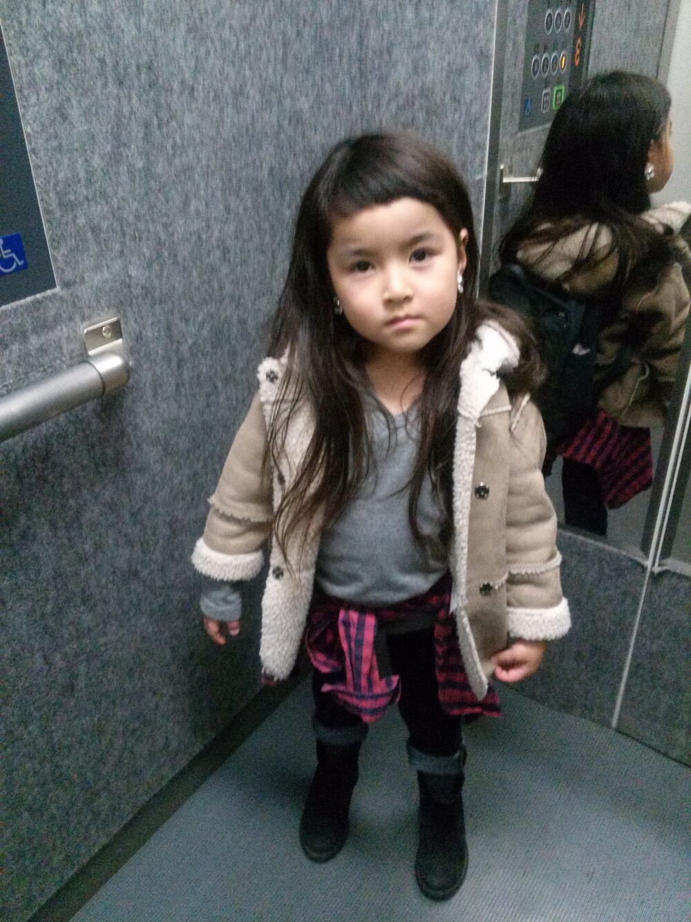 「こしまきスタイル、シャツ×デニム」｜「ZARA KIDSのアイテム（ムートンコート、ベージュ系）」を使った、mihoさん（キッズ・100cm）の秋コーディネートの1枚目の写真