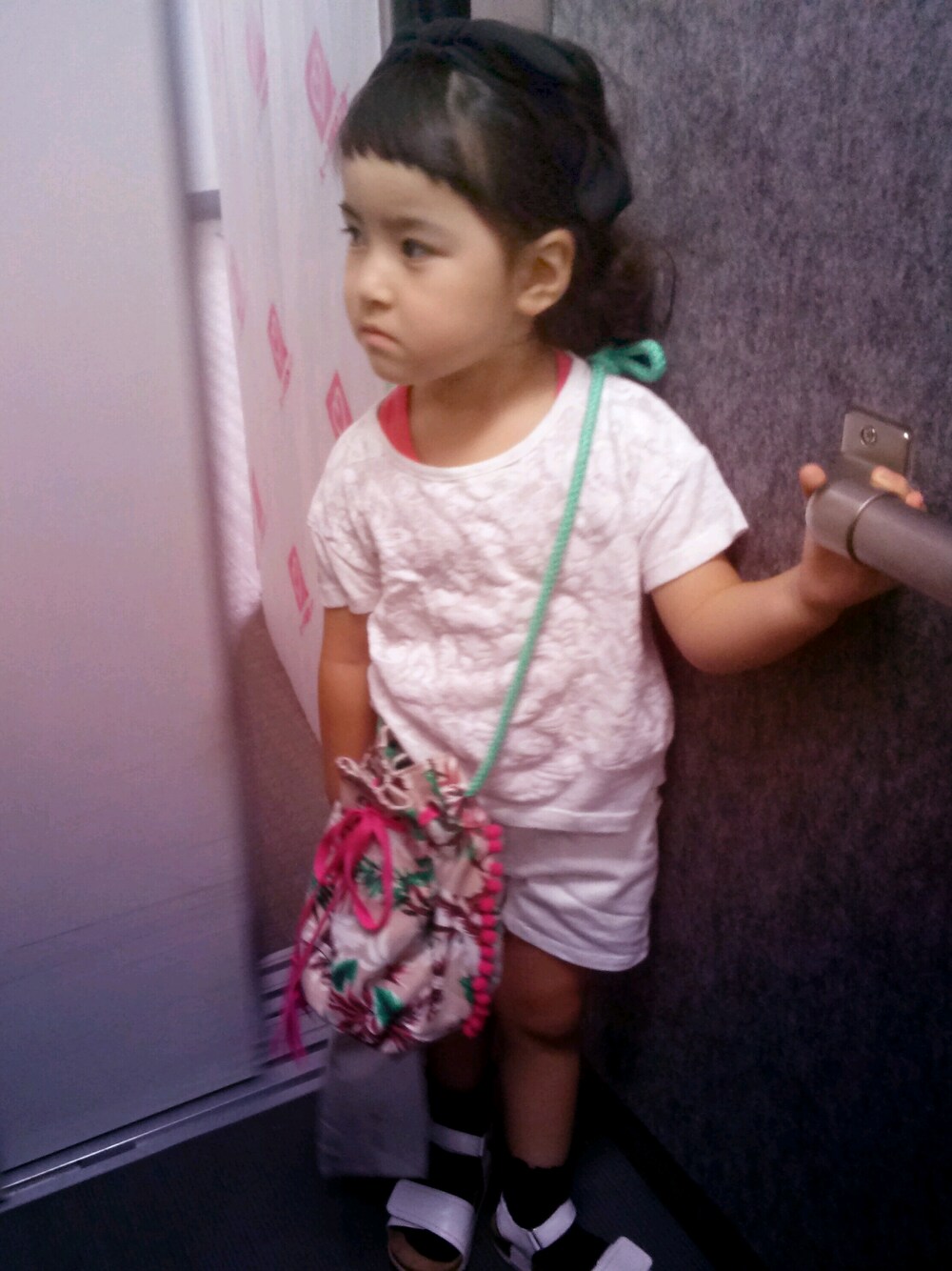 ホワイト系のトップス、ホワイト系のシューズ、ホワイト系のパンツを着用したキッズの夏コーディネートの1枚目の写真