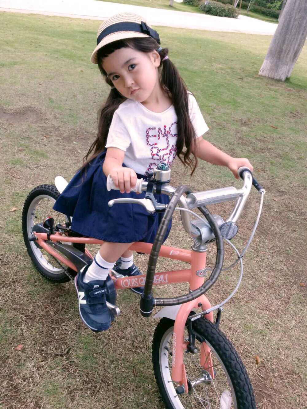 ホワイト系のTシャツ/カットソー、ブルー系のスカート、ブルー系のスニーカーを着用したキッズの夏コーディネートの1枚目の写真