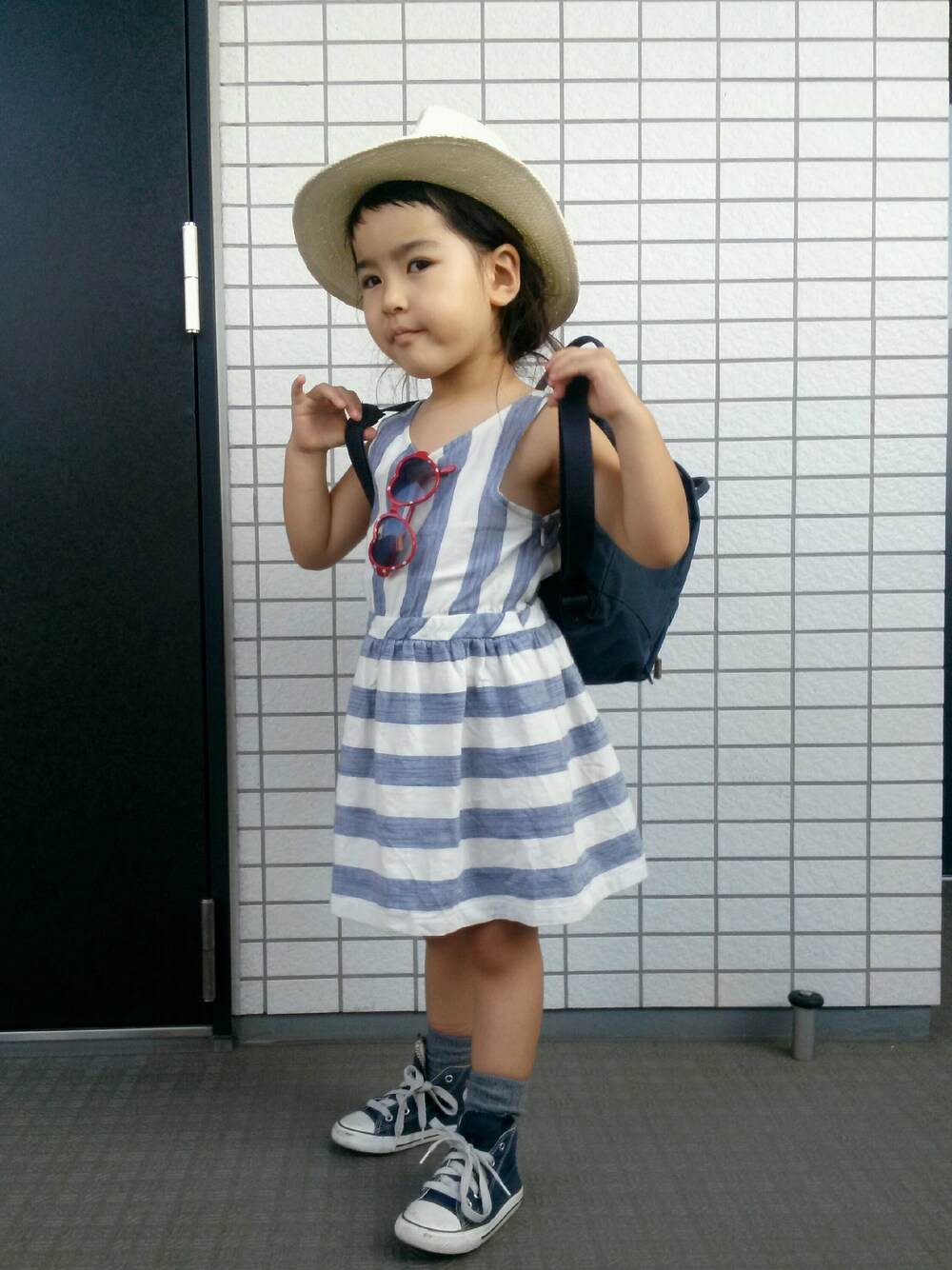 ブルー系のワンピース/ドレス、ブルー系のスニーカー、レッド系のファッション雑貨を着用したキッズの夏コーディネートの1枚目の写真