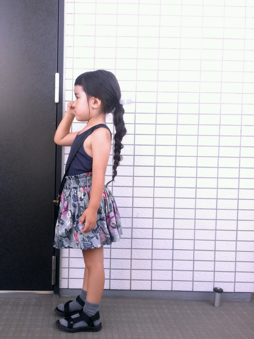 「花柄、花柄 スカート、西松屋、韓国子供服、ハンドメイド、女の子、みつあみ、シンプル、オンザ眉毛、サンダル」｜「Handmadeのアイテム（スカート、グレー系）」を使った、mihoさん（キッズ・110cm）の夏コーディネートの1枚目の写真