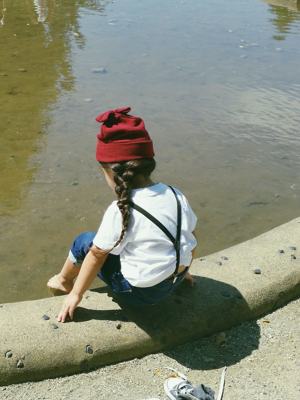 「シンプル、kids、暑い、ラブ＆ピース2015、公園スタイル、女の子、みつあみ、ニットキャップ、公園、白Tシャツ」｜「ラブ&ピース プロジェクトのアイテム（トップス、ピンク系）」を使った、mihoさん（キッズ・110cm）の秋コーディネートの1枚目の写真