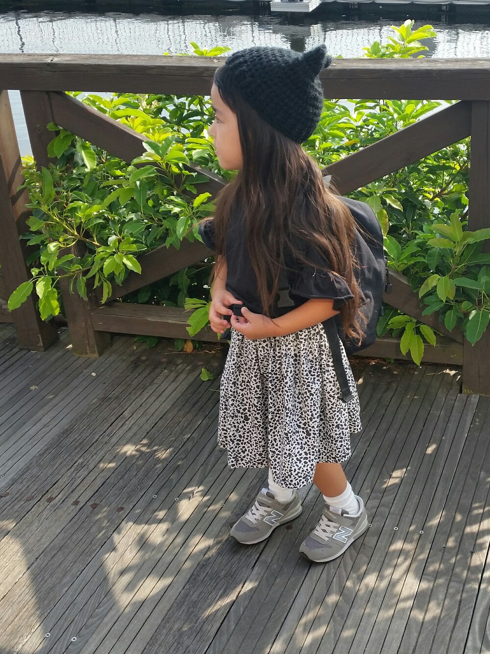 「ダルメシアン柄、ネコミミ、女の子コーデ、kids、キッズコーデ、ニット帽、ニットキャップ、スニーカー×靴下、ニューバランス、リュック」｜「🐬♥のアイテム（その他、ピンク系）」を使った、mihoさん（キッズ・110cm）の秋コーディネートの1枚目の写真