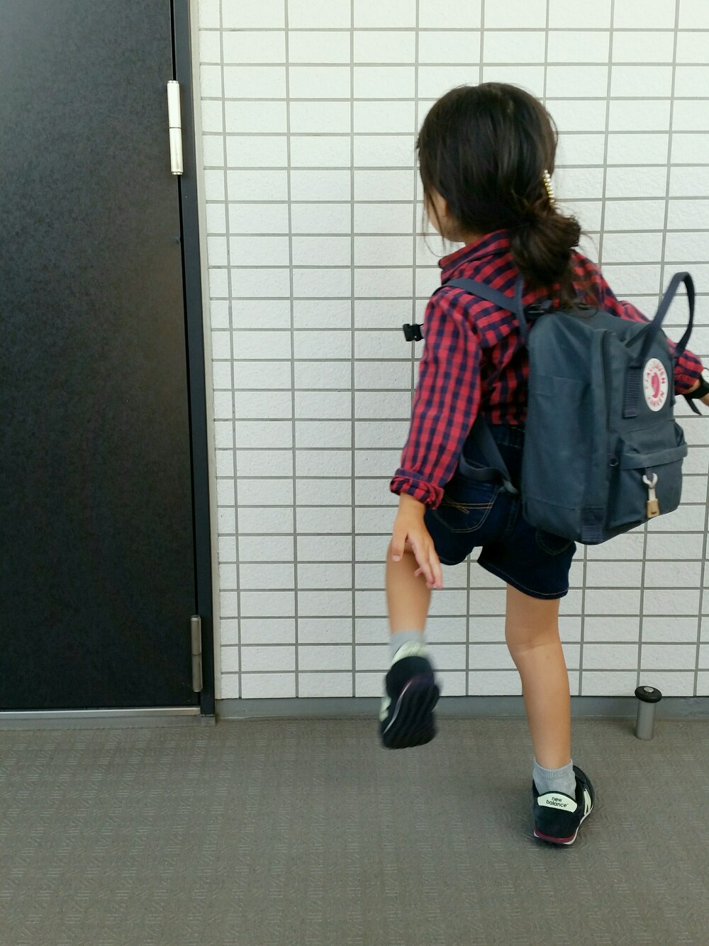 「ギンガムチェックシャツ、チェックシャツ、ウエストイン、デニムショートパンツ、ヘアアレンジ、ヘアアクセ、キッズコーデ、kids、ニューバランス、New Balance」｜「KARONのアイテム（ヘアアクセサリー、グリーン系）」を使った、mihoさん（キッズ・110cm）の秋コーディネートの1枚目の写真