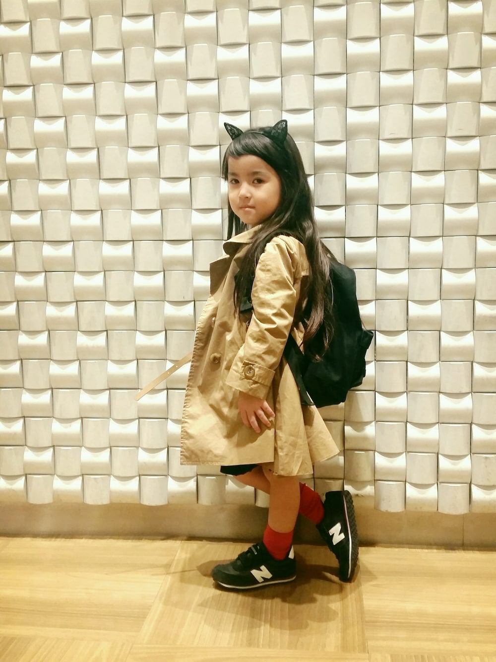 「ハロウィン、女の子、kids、キッズコーデ、5歳、ネコ耳、トレンチコート、女の子コーデ、ミニスカート、New Balance」｜「gelato pique Baby＆Kidsのアイテム（ヘアアクセサリー、ブラック系）」を使った、mihoさん（キッズ・110cm）の秋コーディネートの1枚目の写真