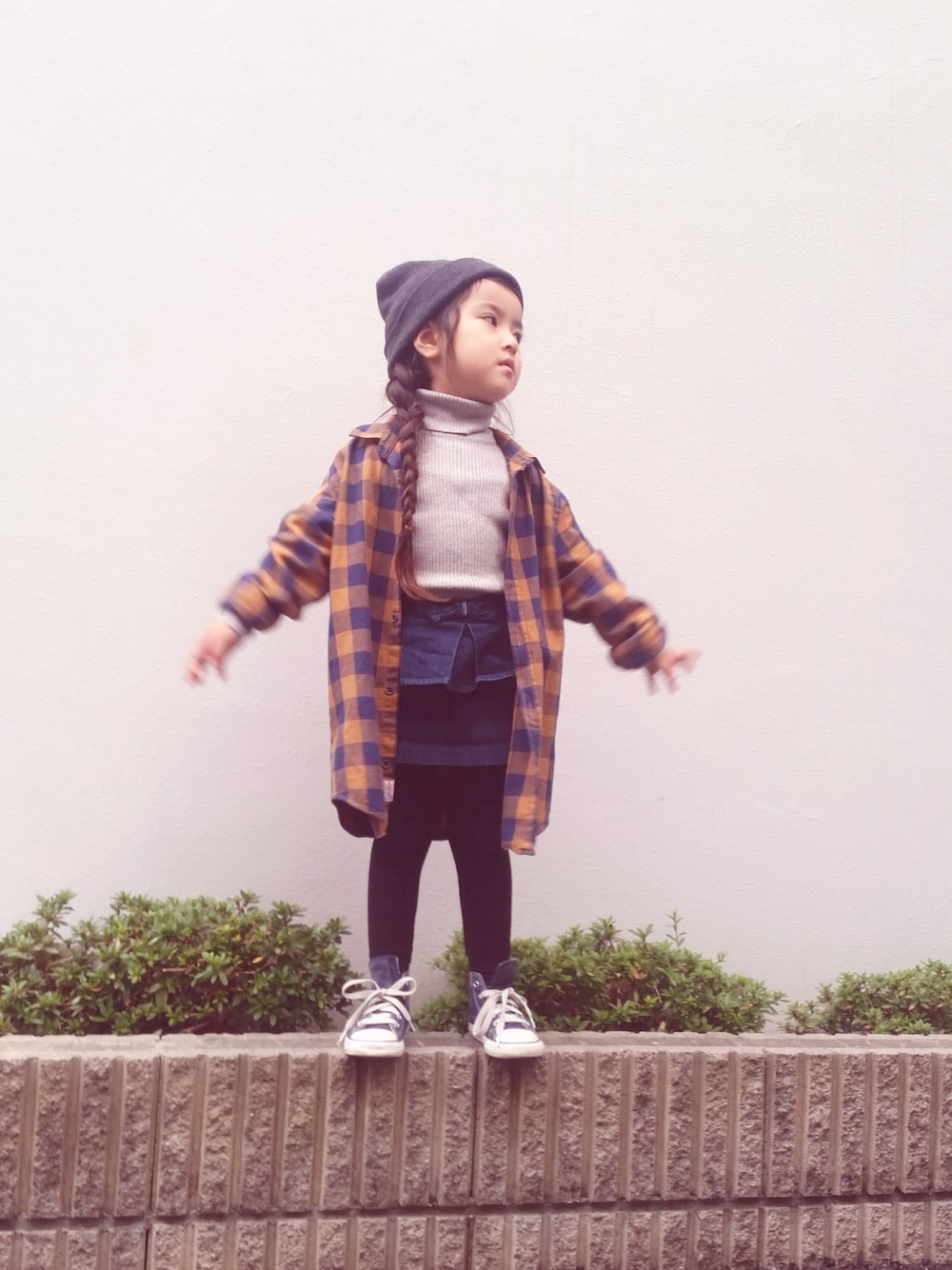 「ロングシャツ、チェックシャツ、ニットキャップ、ぺプラム、ペプラムスカート、5歳、キッズコーデ、女の子、kids、タートルネック」｜「CONVERSEのアイテム（スニーカー、ブルー系）」を使った、mihoさん（キッズ・160cm）の秋コーディネートの1枚目の写真