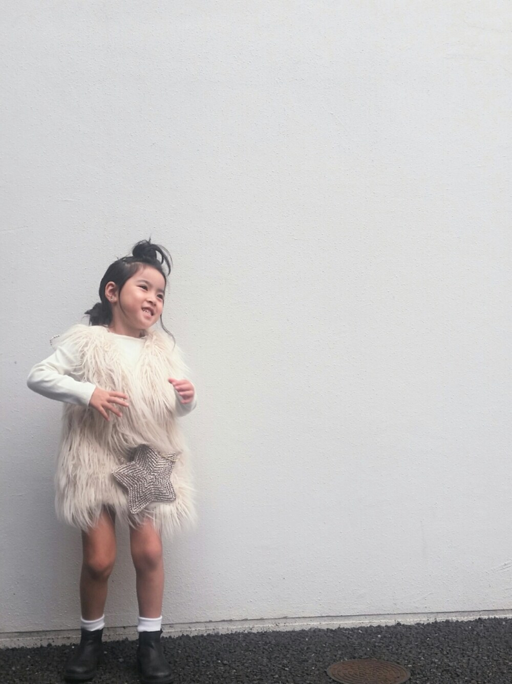 「女の子、シンプル、ファー、ファーベスト、ポシェット、ciaopanic、ciaopanicTYPY、ザラキッズ、ZARA KIDS、ZARA」｜「CIAOPANIC TYPYのリブボートネックTシャツ（Tシャツ/カットソー、ホワイト系）」を使った、mihoさん（キッズ・110cm）の秋コーディネートの1枚目の写真