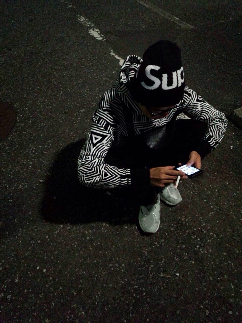 「supreme、パーカー、ニット帽、スエット、スニーカー、モノトーン、ダテメガネ」｜「Supreme のsupreme ニットキャップ（ニットキャップ/ビーニー、ブラック系）」を使った、yukunさん（メンズ・171cm）の秋コーディネートの1枚目の写真