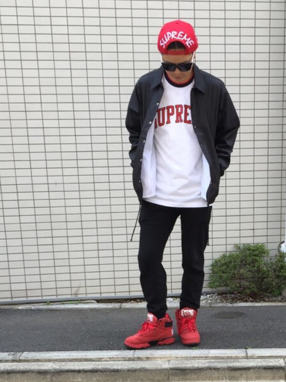 「ストリート、コーチジャケット、モノトーン、さしいろ、supreme、COMME des GARCONS、赤」｜「COMME des GARCONSのアイテム（ナイロンジャケット、ブラック系）」を使った、yukunさん（メンズ・171cm）の春コーディネートの1枚目の写真