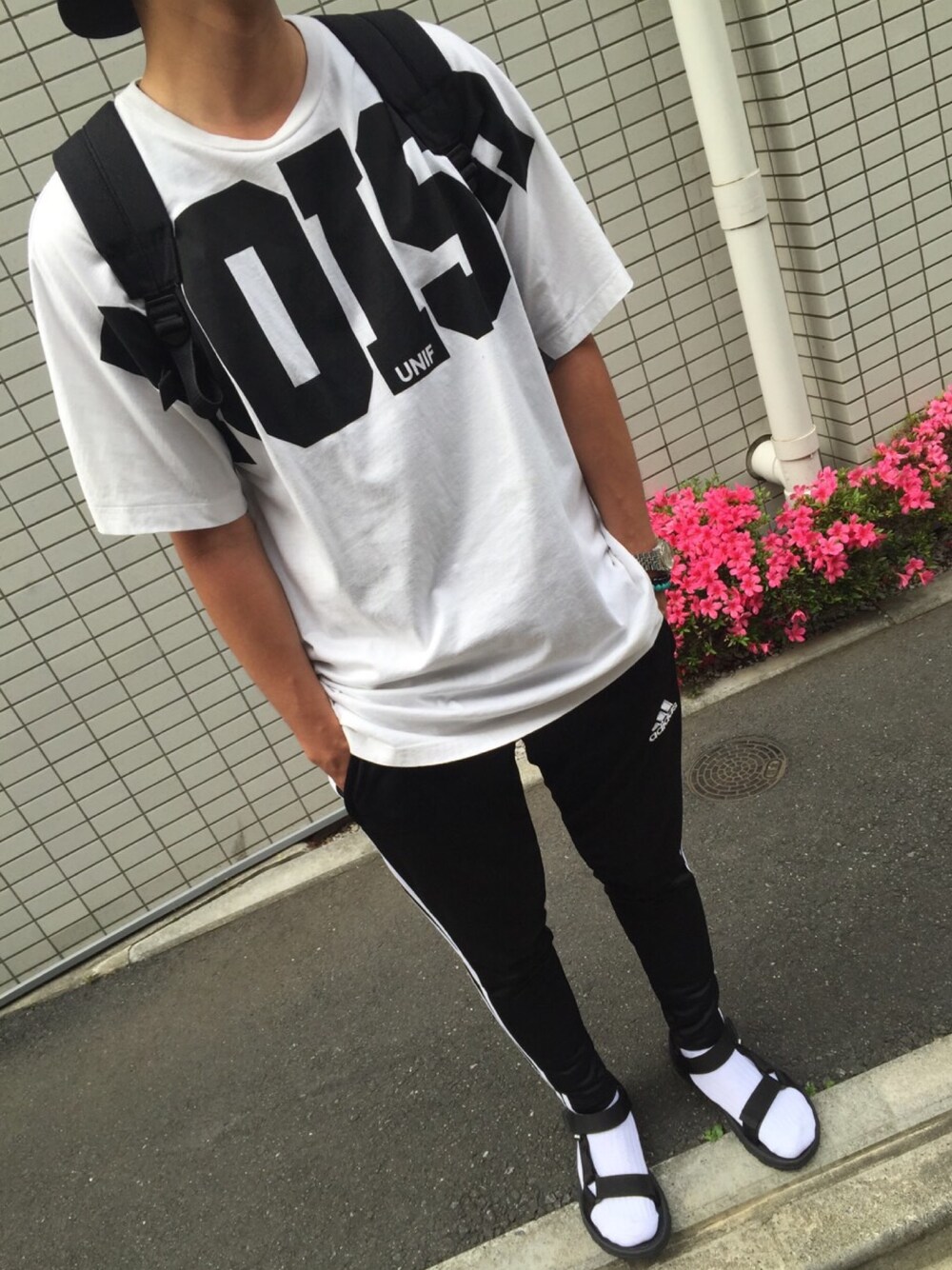 「モノトーン、ジャージ、Tシャツ、ルーズシルエット、サンダル、UNIF、COMME des GARCONS、adidas」｜「UNIFのアイテム（Tシャツ/カットソー、ホワイト系）」を使った、yukunさん（メンズ・171cm）の夏コーディネートの1枚目の写真
