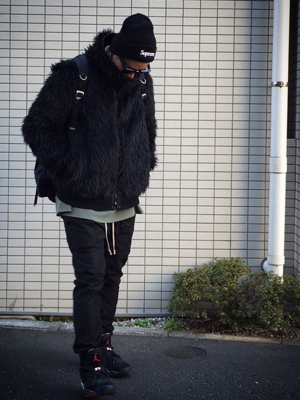 ブラック系のブルゾン、グリーン系のスウェット、ブラック系のその他パンツを着用したメンズの冬コーディネートの1枚目の写真