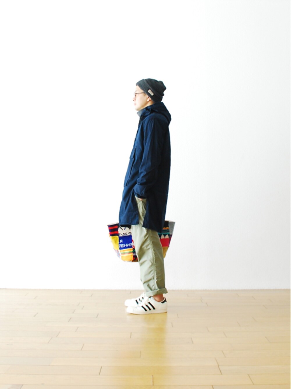 ブルー系のその他トップスを着用したメンズの秋コーディネートの1枚目の写真