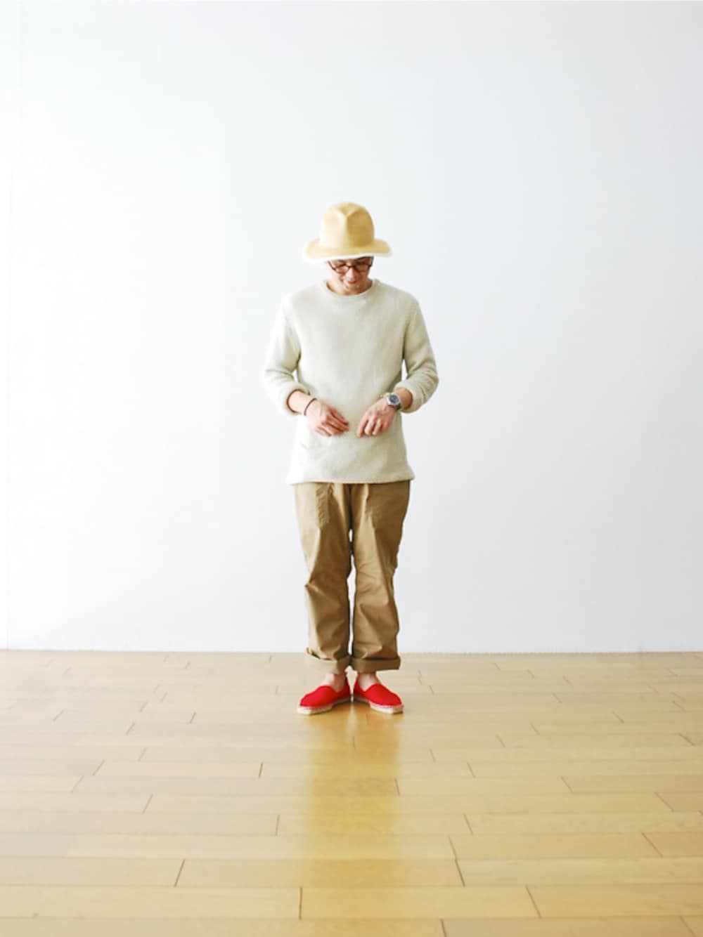 ベージュ系のその他トップスを着用したメンズの春コーディネートの1枚目の写真