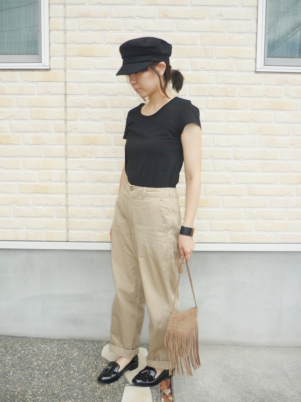 ブラック系のTシャツ/カットソー、ベージュ系のチノパンツ、イエロー系のショルダーバッグを着用したレディースの夏コーディネートの1枚目の写真