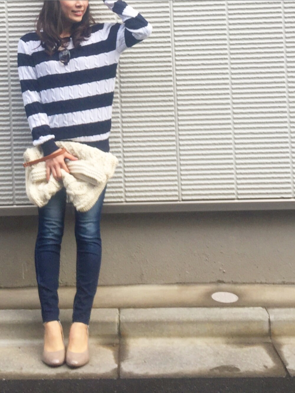 「ニット、メンズライク、ボーダー、デニムパンツ、スキニーデニム、ユニクロ、ママファッション、プチプラコーデ、パンプス、ニットクラッチ」｜「American Eagleのアイテム（デニムパンツ、ブルー系）」を使った、tomoさん（レディース・156cm）の秋コーディネートの1枚目の写真