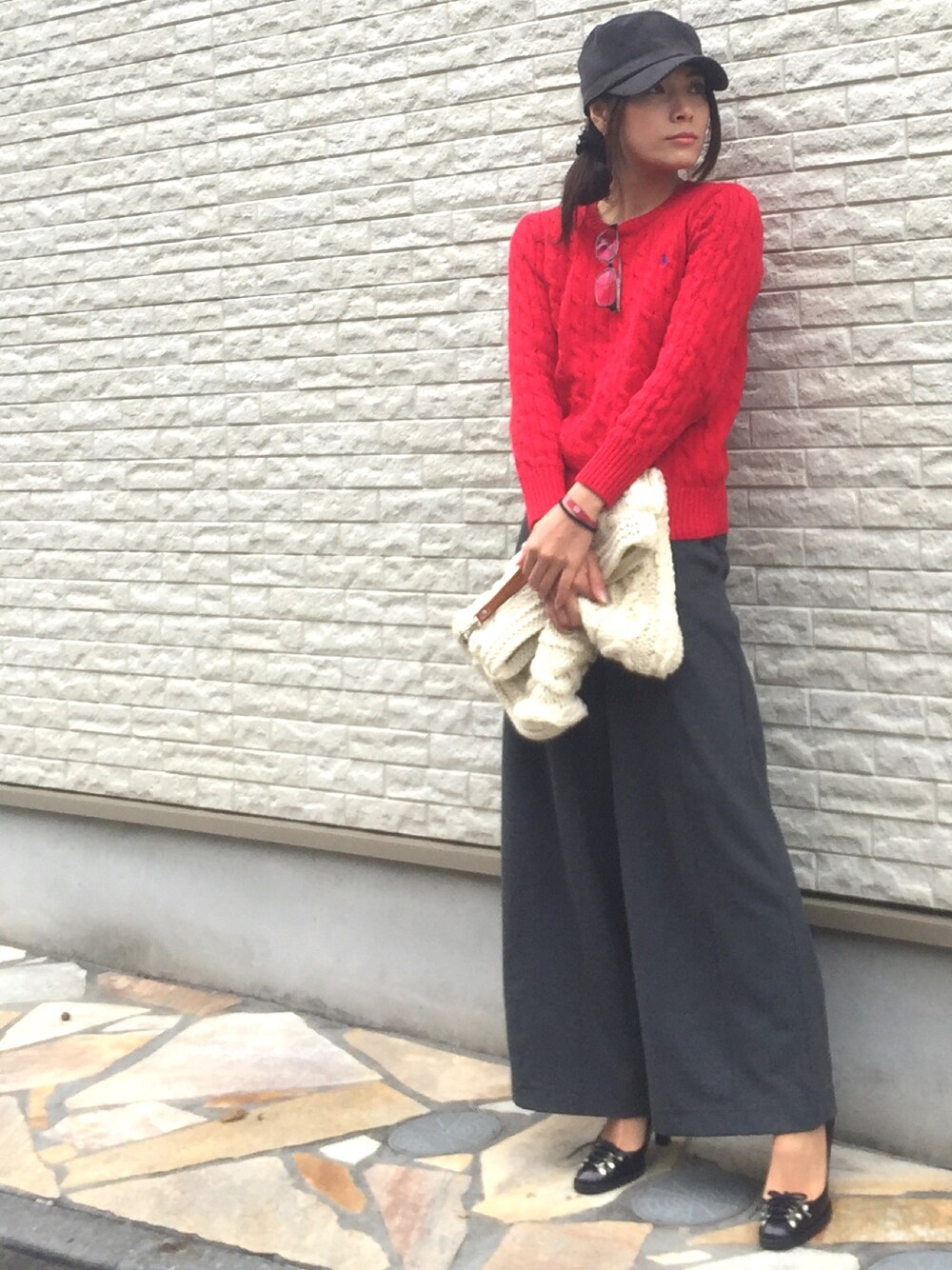 「赤ニット、ラルフローレン、ワイドパンツ、ユニクロ、ニットクラッチ、ジーユー、ワークキャップ、アズールバイマウジー(AZUL by moussy)、ニット、ママコーデ」｜「GUのアイテム（クラッチバッグ、ホワイト系）」を使った、tomoさん（レディース・156cm）の秋コーディネートの1枚目の写真
