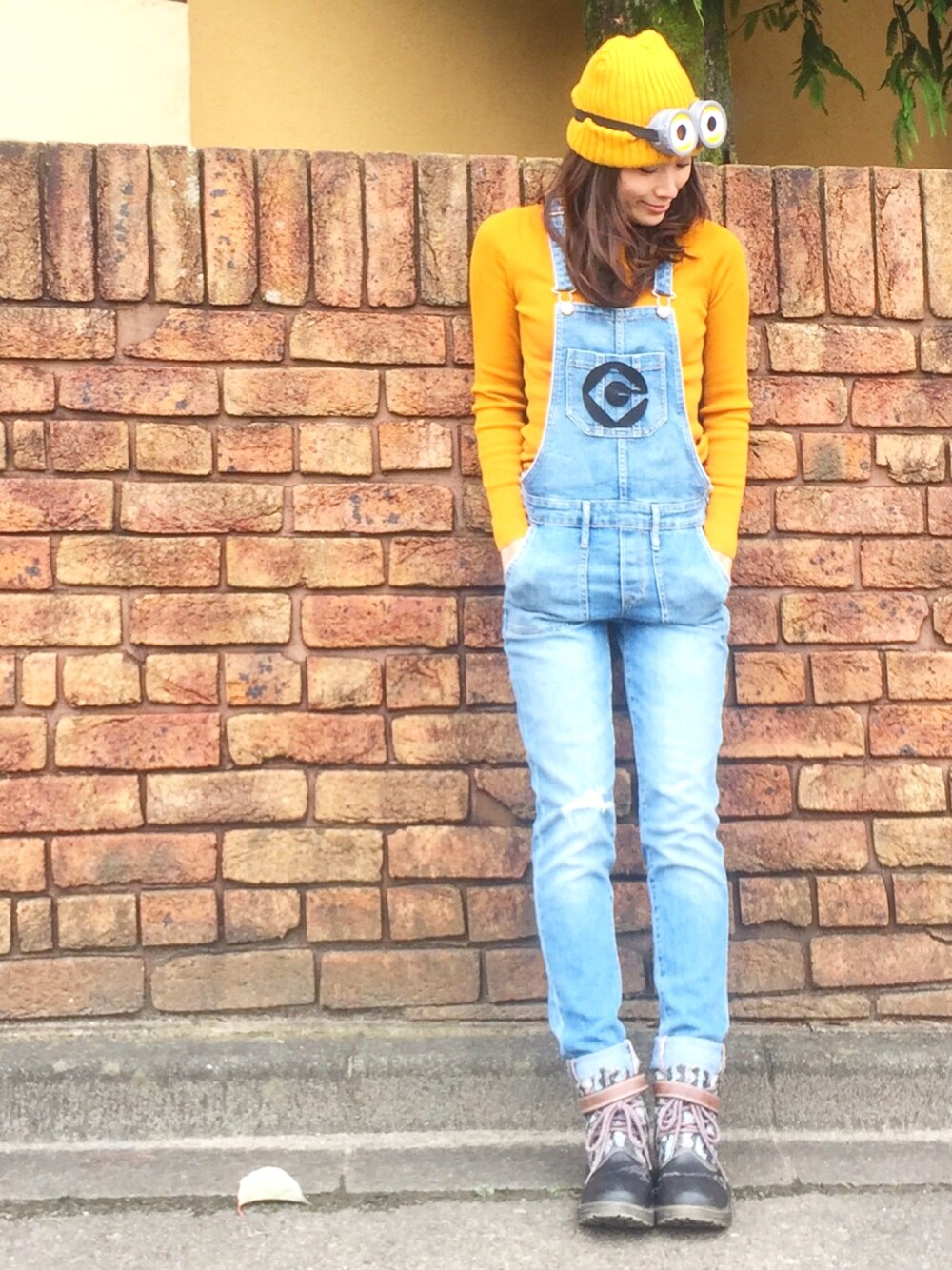 「WEAR HALLOWEEN 2016、ハイネックニット、オーバーオール、デニム、ニット帽、ユニクロ、ミニオンズ、マスタード、ママコーデ、ハロウィン」｜「OLD NAVYのアイテム（サロペット/オーバーオール、ブルー系）」を使った、tomoさん（レディース・156cm）の秋コーディネートの1枚目の写真