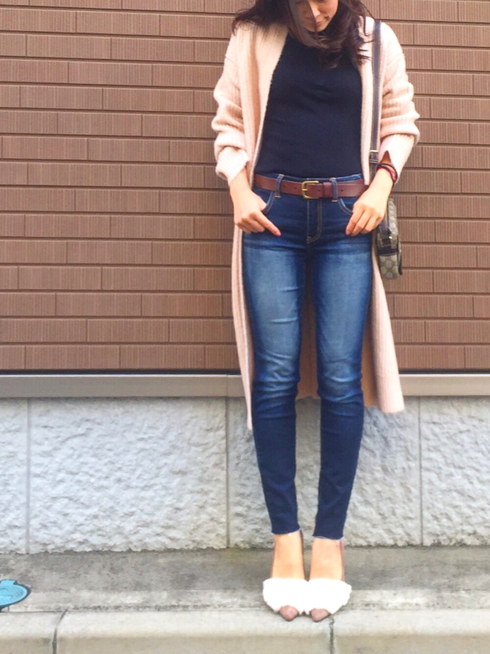 「コーディガン、ハイネック、デニムパンツ、ファーパンプス、guパンプス、ネイビー、ニットカーディガン、ママファッション、プチプラコーデ、ユニクロ」｜「GUのアイテム（その他アウター、ピンク系）」を使った、tomoさん（レディース・156cm）の秋コーディネートの1枚目の写真