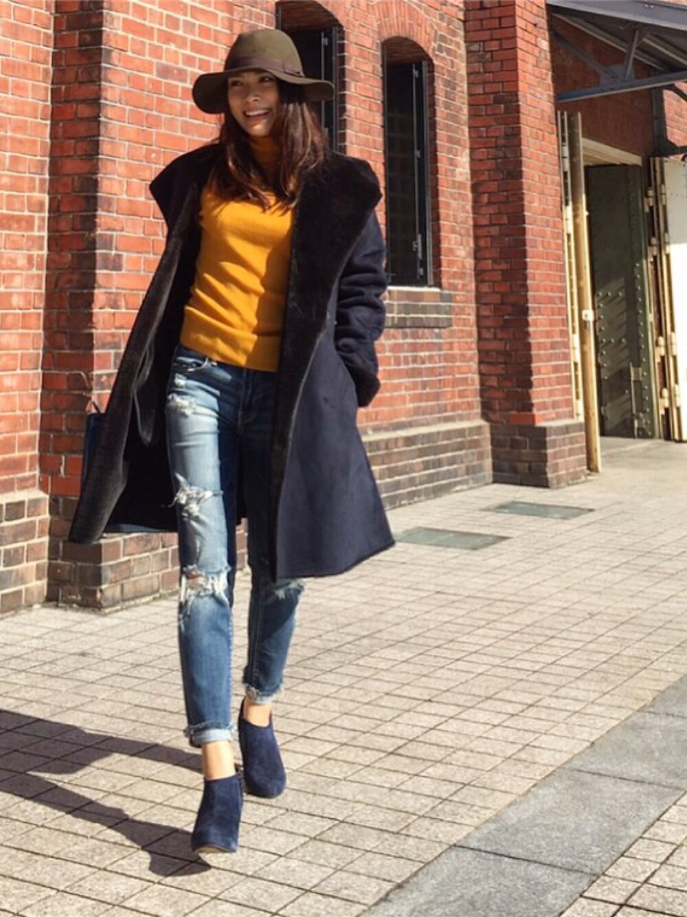「ムートンコート、ネイビー、マスタード、ハイネック、ハット、ダメージデニムパンツ、ブーティ、ママコーデ、ユニクロ、デニム」｜「bcstockのアイテム（ムートンコート、ブルー系）」を使った、tomoさん（レディース・156cm）の秋コーディネートの1枚目の写真