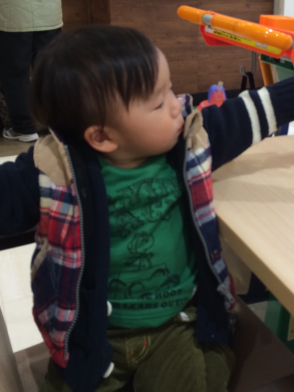 「男の子、サイズ80、size80」｜「Birthdayのアイテム（Tシャツ/カットソー、グリーン系）」を使った、hikAru★さん（キッズ・80cm）の秋コーディネートの1枚目の写真