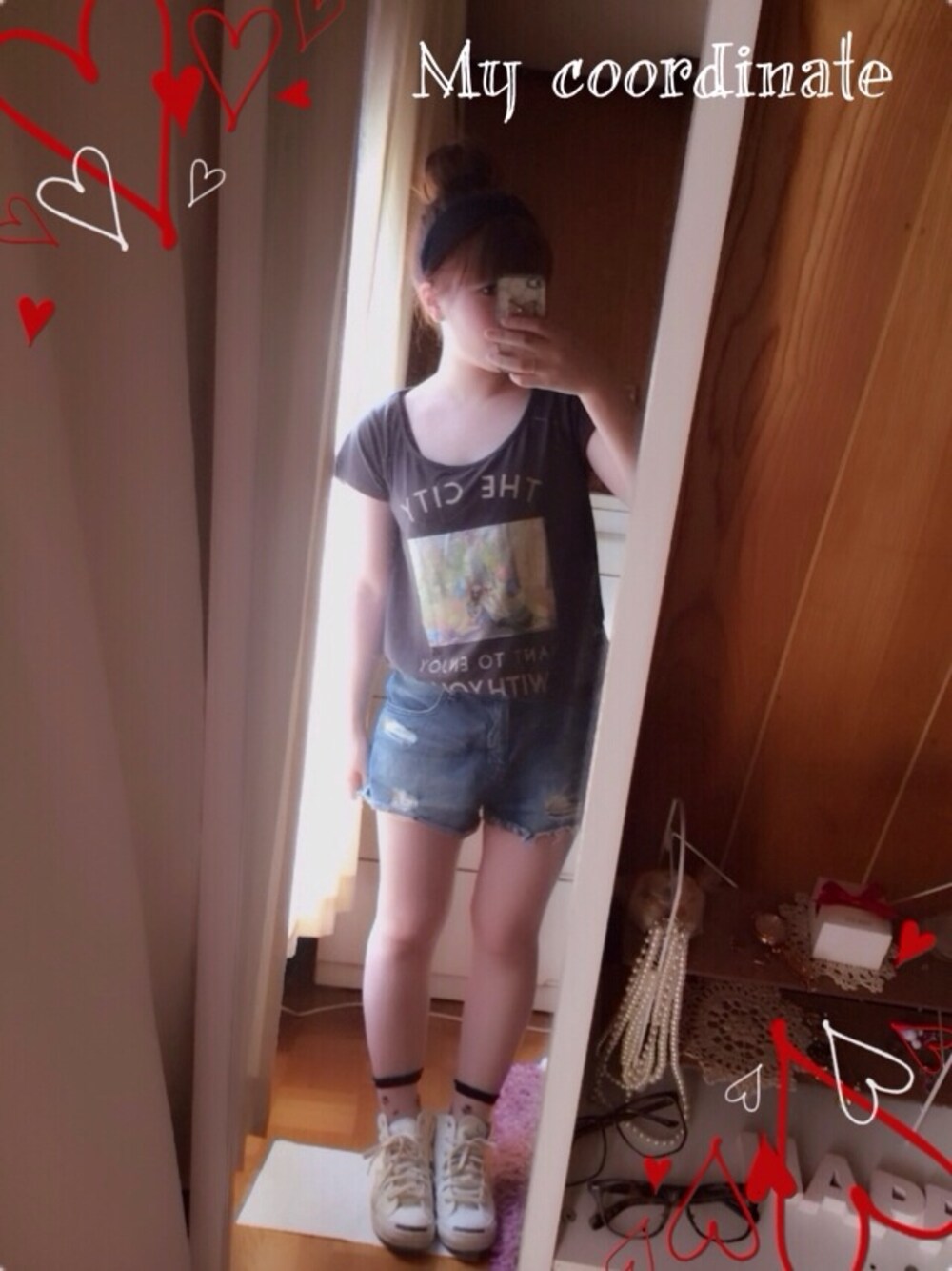 「白スニーカー、ハイカットスニーカー、デニムショートパンツ、ダメージデニムパンツ、黒Tシャツ、Tシャツ×デニム」｜「HeatherのカラーフォトTシャツ（Tシャツ/カットソー、ホワイト系）」を使った、maik0さん（レディース・159cm）の春コーディネートの1枚目の写真