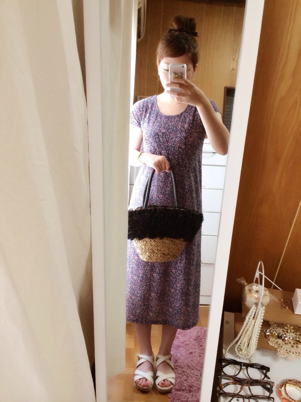 「花柄、お団子ヘアー、かごバッグ、マキシ丈ワンピース、白サンダル」｜「PAGEBOYのサンダル（サンダル、ホワイト系）」を使った、maik0さん（レディース・159cm）の夏コーディネートの1枚目の写真
