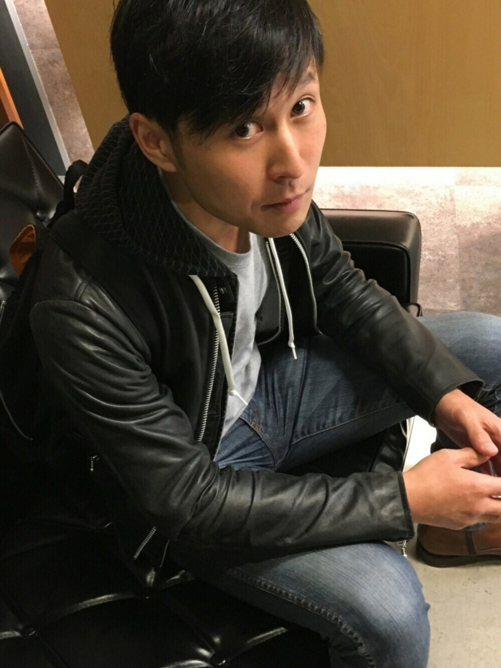 グレー系のTシャツ/カットソー、ブラック系のパーカー、ブラック系のライダースジャケットを着用したメンズの秋コーディネートの1枚目の写真