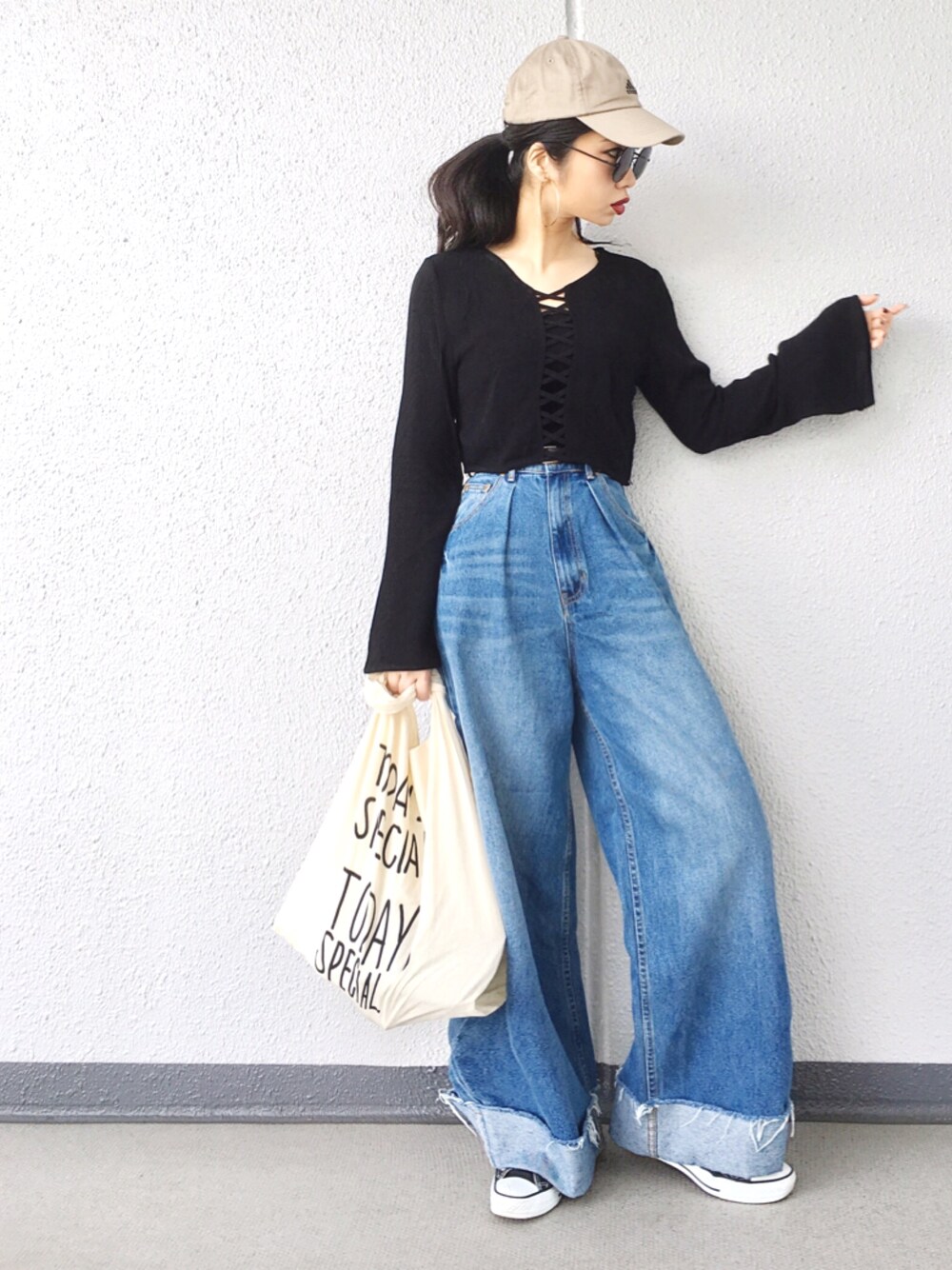「大人カジュアル、秋のコーデ、カジュアル、ワイドパンツ、デニム、converse、CAP、adidas、ベルスリーブ、秋コーデ」｜「adidasのアイテム（キャップ、ベージュ系）」を使った、Aiさん（レディース・163cm）の秋コーディネートの1枚目の写真