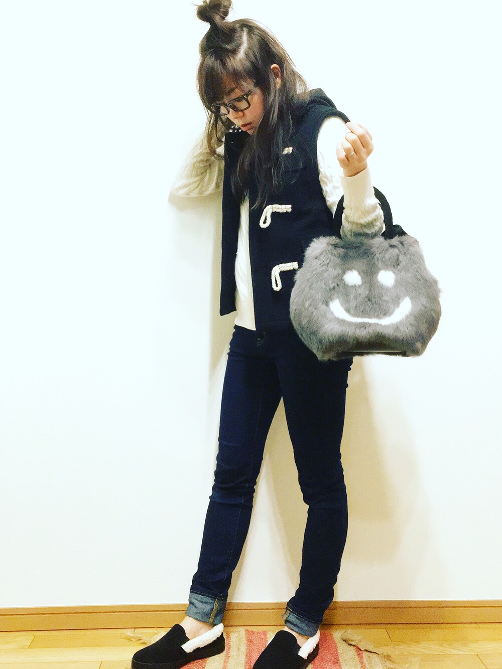 ブルー系のダッフルコート、ホワイト系のニット/セーター、ブルー系のデニムパンツを着用したレディースの秋コーディネートの1枚目の写真