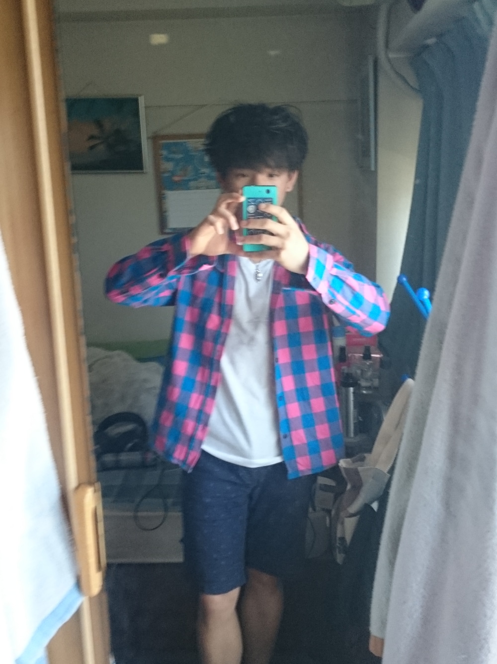 ホワイト系のTシャツ/カットソー、パープル系のその他パンツ、ピンク系のTシャツ/カットソーを着用したメンズの春コーディネートの1枚目の写真