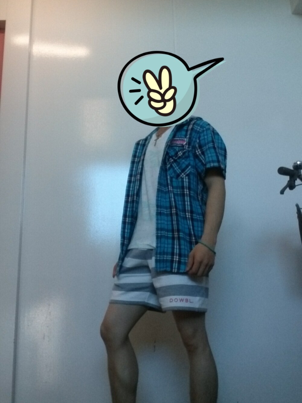 ホワイト系のTシャツ/カットソー、ブルー系のTシャツ/カットソー、ホワイト系のショーツを着用したメンズの夏コーディネートの1枚目の写真