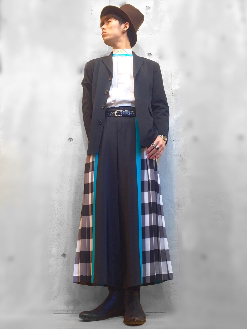 ブラック系のテーラードジャケット、ブラック系のパンツ、ブラック系のブーツを着用したメンズの冬コーディネートの1枚目の写真