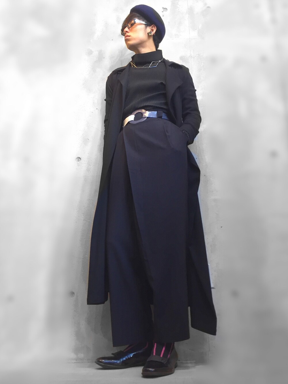 ブラック系のチェスターコート、ブラック系のTシャツ/カットソー、ブルー系のパンツを着用したメンズの冬コーディネートの1枚目の写真