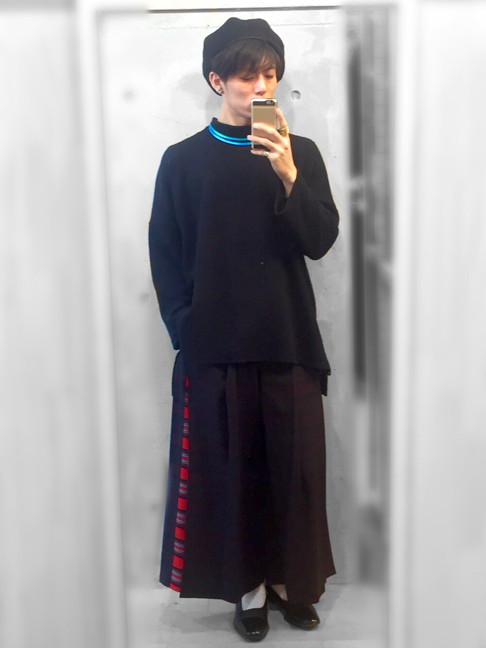 「ニット、ワイドパンツ、ベレー帽、チョーカー、ハイネック、ootd、革靴、ブラックコーデ、モード、ゆるコーデ」｜「Y'sのアイテム（キャスケット、ブラック系）」を使った、snowさん（メンズ・183cm）の春コーディネートの1枚目の写真