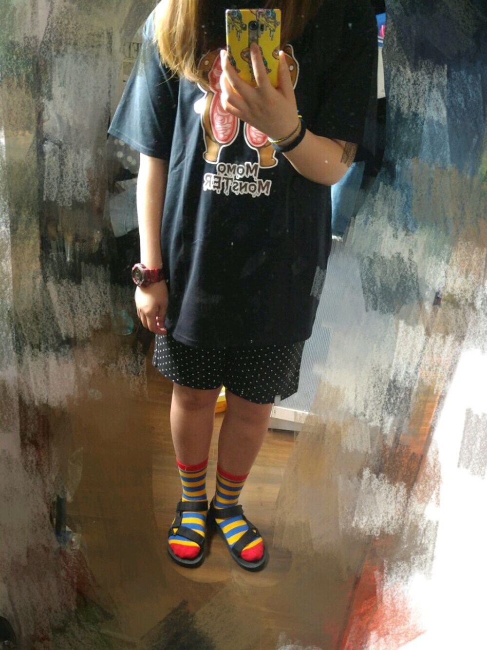 「momomonsterのアイテム（Tシャツ/カットソー、ブラック系）」を使った、Elmo Tingさん（レディース・155cm）の春コーディネートの1枚目の写真