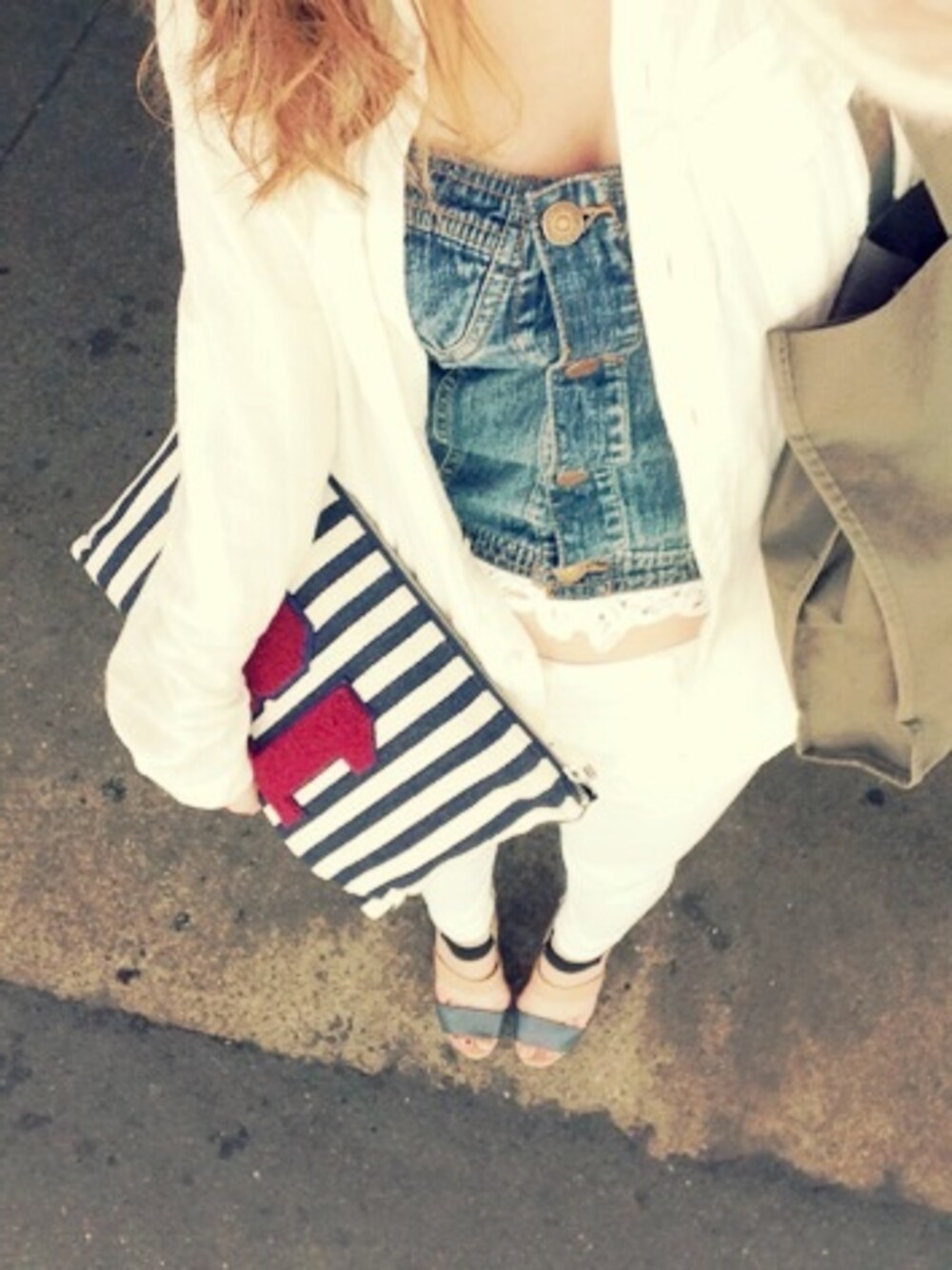 ブルー系のチューブトップ、ブルー系のクラッチバッグを着用したレディースの夏コーディネートの1枚目の写真