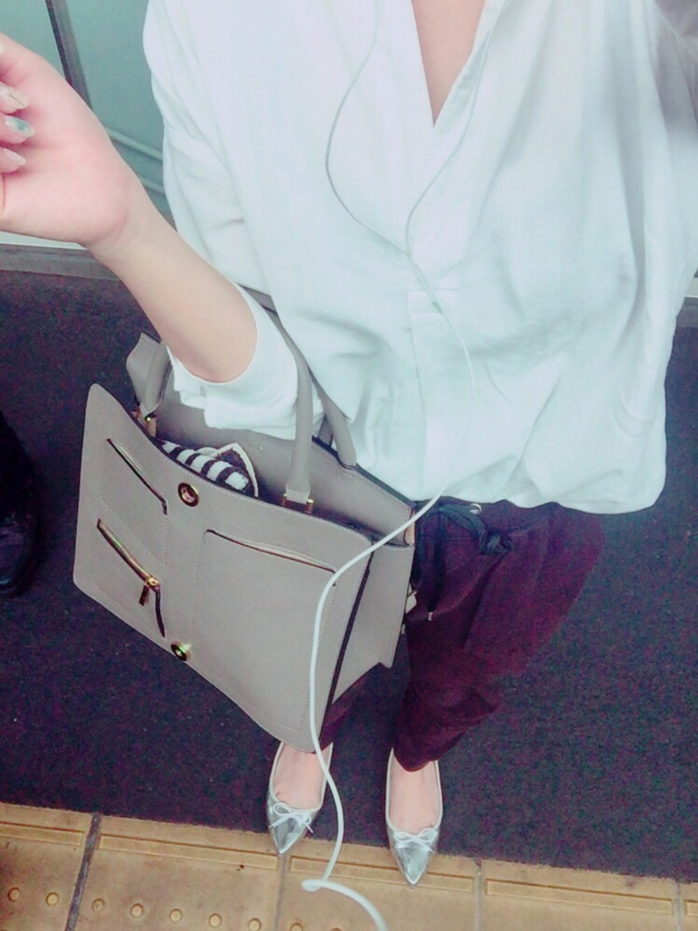 「oad、oadnewyork、オフィスカジュアル、シルバーシューズ、ドロストパンツ、スウェットパンツ、スキッパーシャツ」｜「earth music&ecologyのアイテム（シャツ/ブラウス、ホワイト系）」を使った、miho takahashiさん（レディース・153cm）の春コーディネートの1枚目の写真