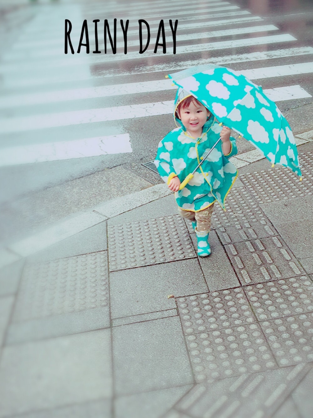 「キッズコーデ、雨の日コーデ、ユニクロ、レギパン、ママコーデ、肩巻き」｜「UNIQLOのアイテム（パンツ、グリーン系）」を使った、SaA◡̈⃝︎さん（キッズ・90cm）の夏コーディネートの1枚目の写真
