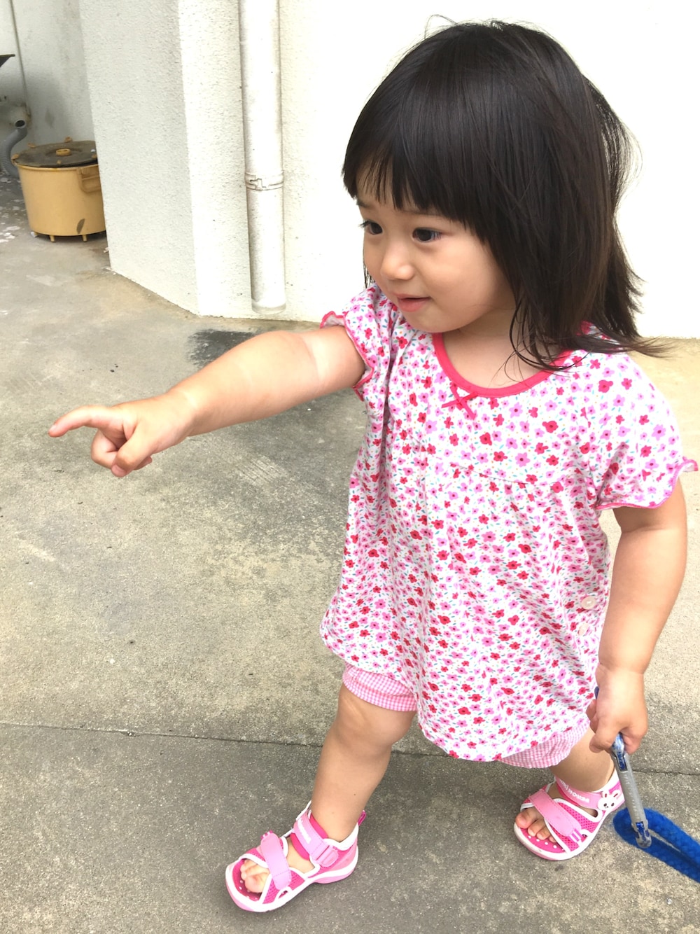 「ユニクロ、キッズコーデ、パジャマ、おんなのこ、おさんぽ、女の子、ミキハウス、Combi mini」｜「UNIQLOのアイテム（トップス、レッド系）」を使った、risedayoさん（キッズ・90cm）の春コーディネートの1枚目の写真