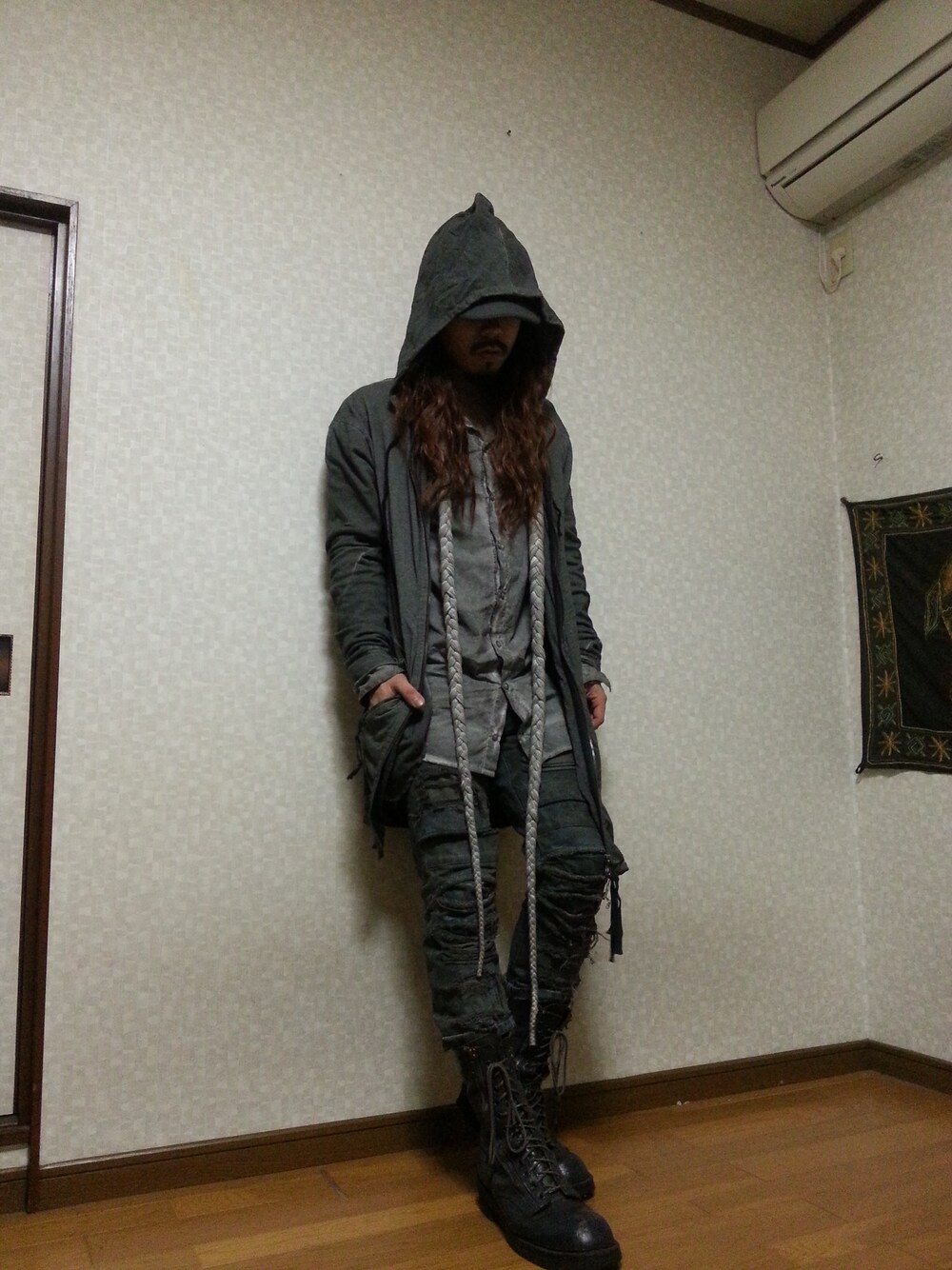 「グレーのパーカー、グレーのシャツ、ダメージデニム、フード被るの好き、ロングパーカー、ロングシャツ、スプレー、ムラ感」｜「横のアイテム（その他、グレー系）」を使った、jesse@heIkさん（メンズ・171cm）の秋コーディネートの1枚目の写真