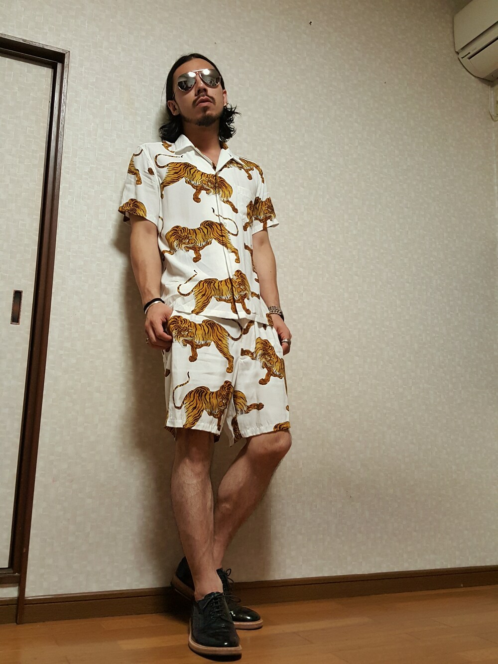 「アロハシャツ、セットアップ、ミラーレンズ」｜「WACKO MARIAのアイテム（ファッション雑貨、シルバー系）」を使った、jesse@heIkさん（メンズ・171cm）の夏コーディネートの1枚目の写真