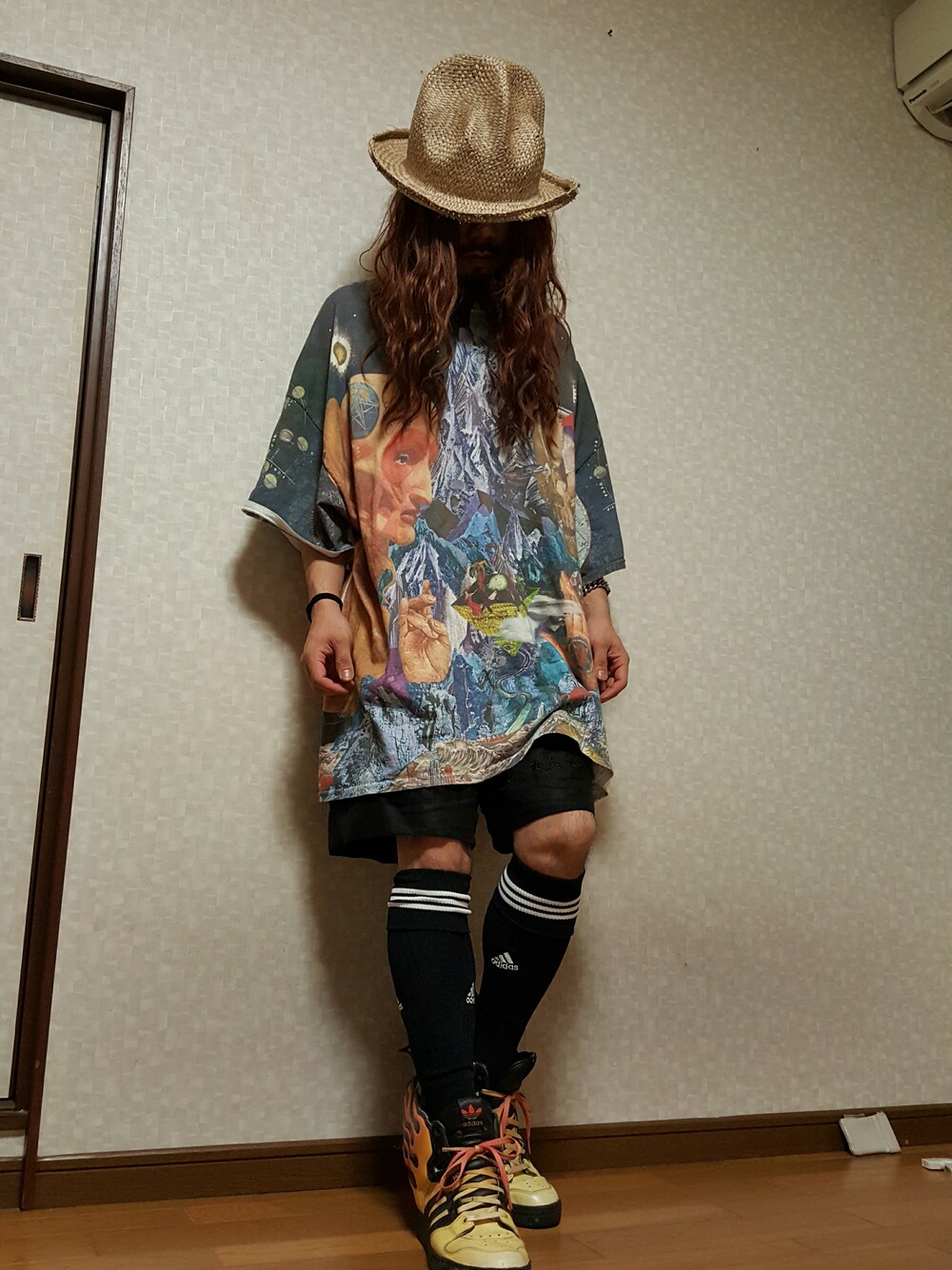 「夏、ウィッグ、ビッグシルエット、Tシャツ、ショーツ、ビッグT」｜「Vivienne Westwoodのアイテム（帽子、ベージュ系）」を使った、jesse@heIkさん（メンズ・171cm）の夏コーディネートの1枚目の写真
