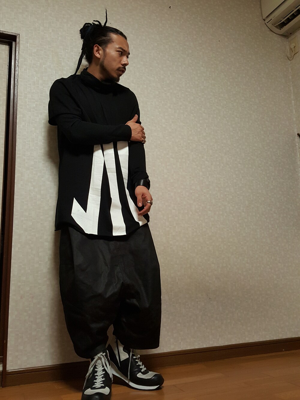 「モノトーン、ビッグシルエット、ビッグTシャツ、スニーカー」｜「nilosのアイテム（トップス、ブラック系）」を使った、jesse@heIkさん（メンズ・171cm）の夏コーディネートの1枚目の写真