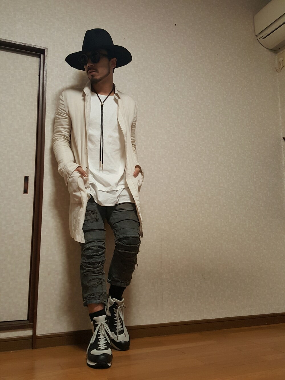 「ツバ広ハット、秋コーデ、スニーカー」｜「kijimatakayukiのアイテム（帽子、ブラック系）」を使った、jesse@heIkさん（メンズ・171cm）の秋コーディネートの1枚目の写真