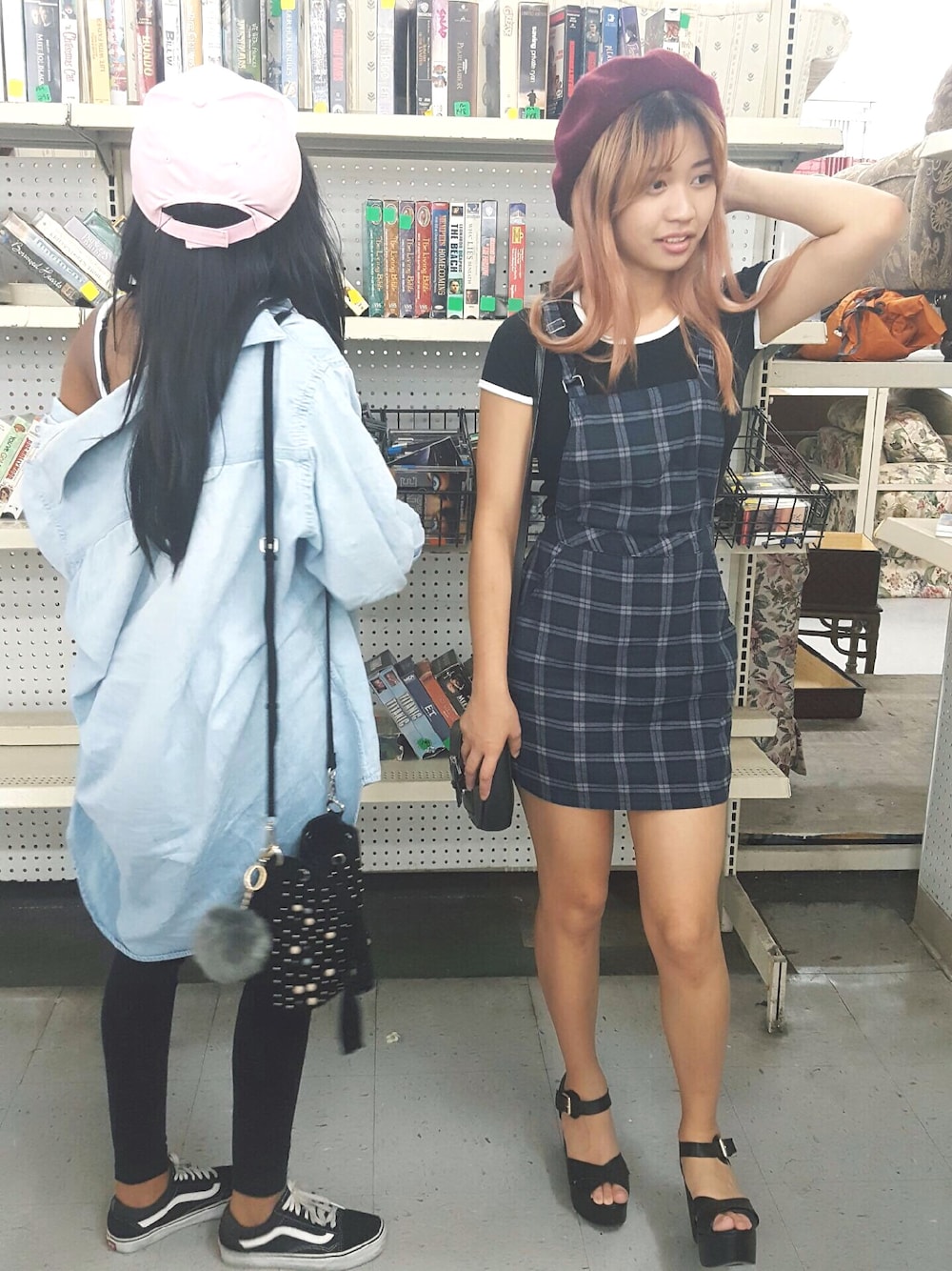 ブラック系のTシャツ/カットソーを着用したレディースの秋コーディネートの1枚目の写真