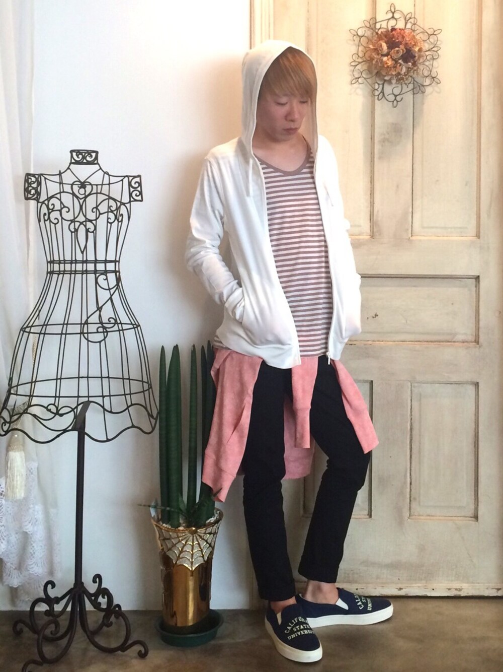 「UNIQLO、HARE、スリッポン、RAGEBLUE、腰巻きスタイル」｜「RAGEBLUEのプリントスリッポン/538643（スニーカー、ブルー系）」を使った、さぼさん（メンズ・165cm）の春コーディネートの1枚目の写真