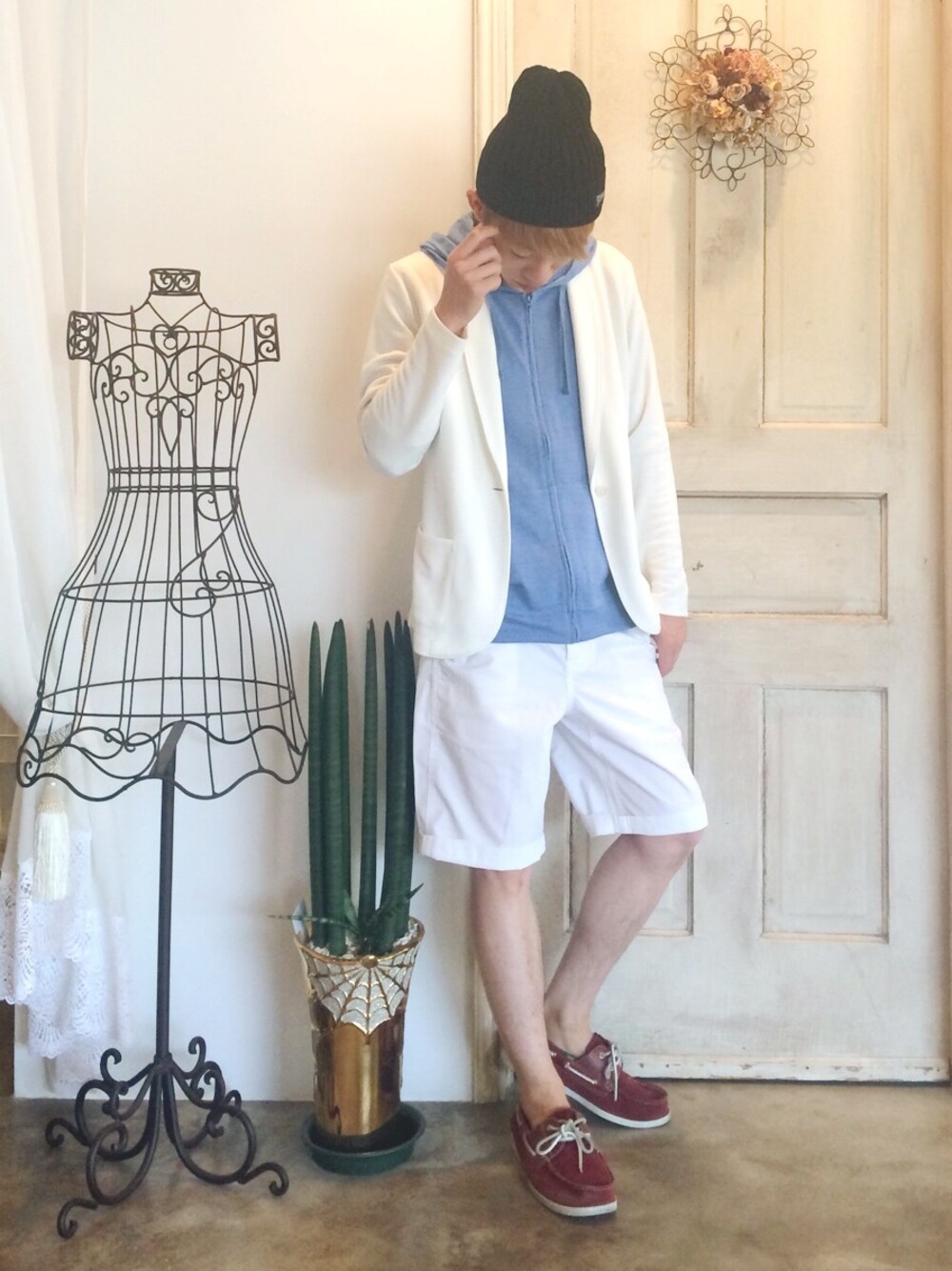 「ハーフパンツ、青×赤、春のレジャースタイル、初挑戦アイテム」｜「デッキシューズ（その他シューズ、レッド系）」を使った、さぼさん（メンズ・165cm）の春コーディネートの1枚目の写真